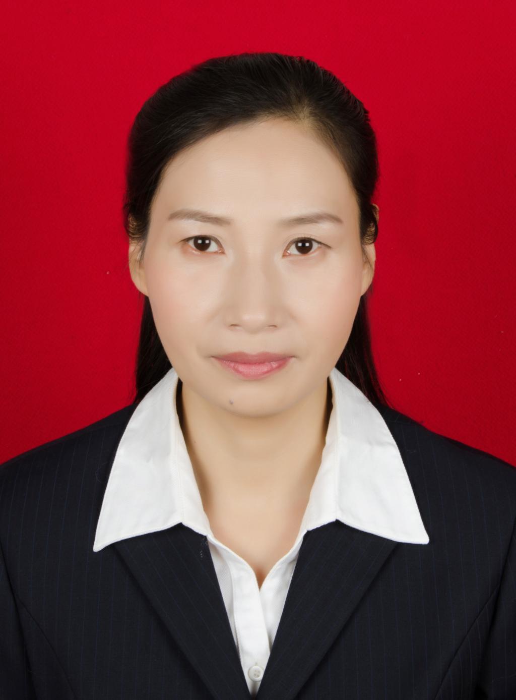 插入一张像素较高的蓝/红底免冠证件照(如不会插入照片请将电子照片单独发刘叶楠)